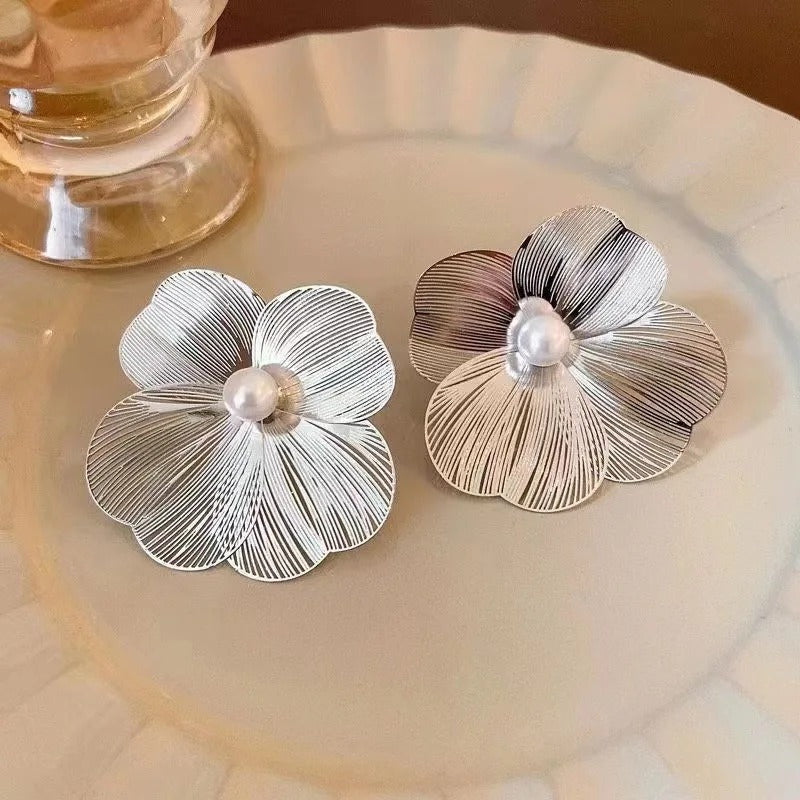 Ohrringe mit auffälligem Blumendesign und Kunstperlen Dekor
