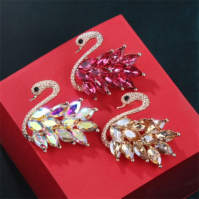 Zarte, mit Strasssteinen besetzte Schwanenbrosche für Damen