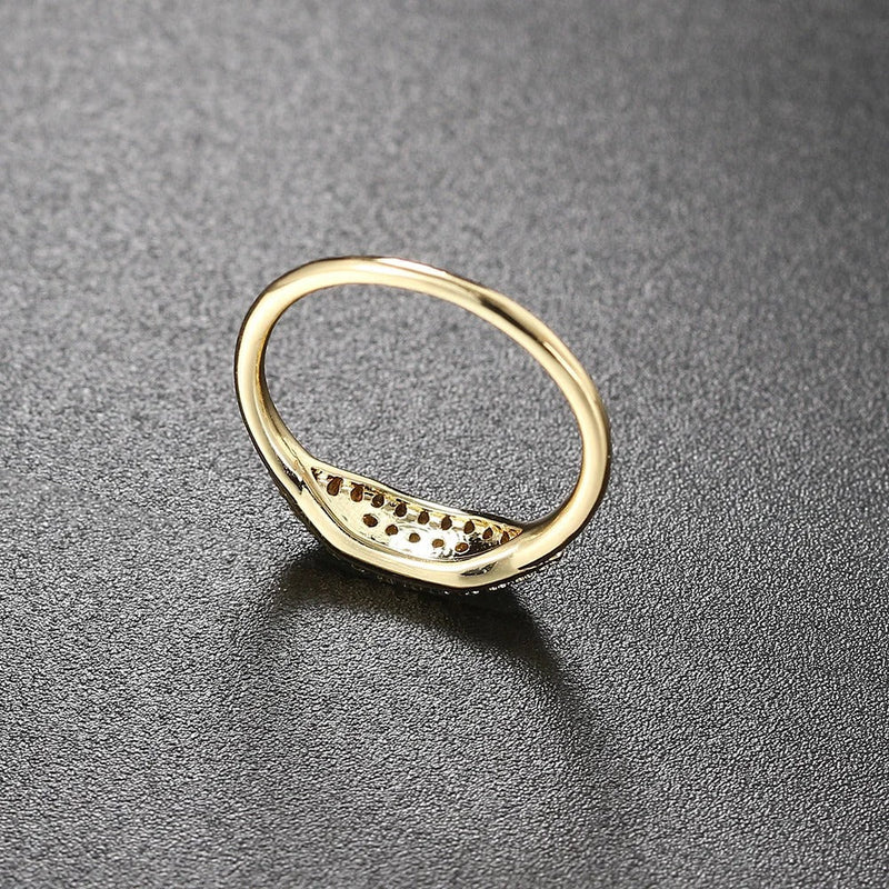 Carmiora - Minimalistischer Ring mit funkelnden Steinen