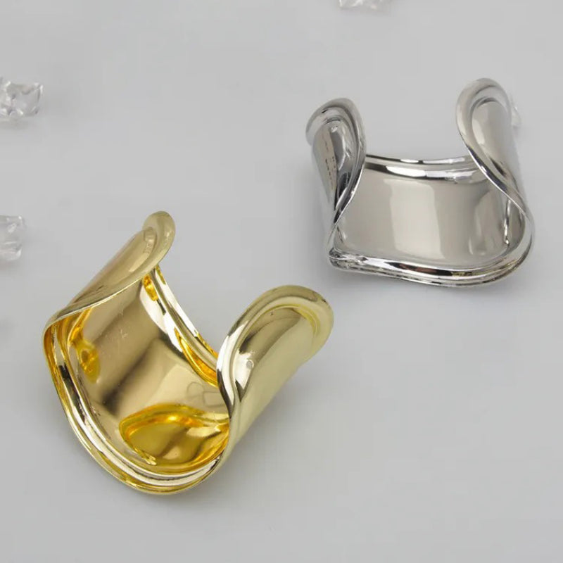 Armreife im Wellenstil mit weit geöffneten Manschetten