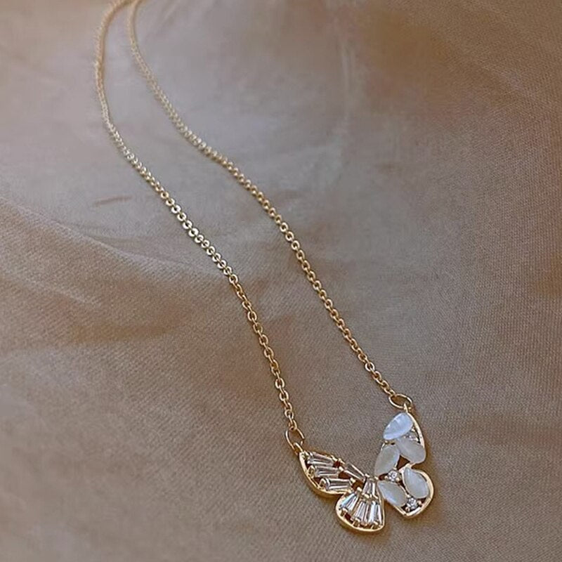 Wunderschöne asymmetrische Halskette mit Schmetterlingsflügel-Anhänger