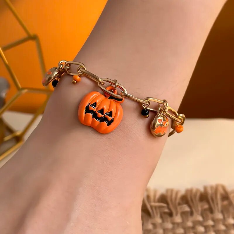 Dicke Kettenarmbänder mit mehreren Charms zum Thema Halloween