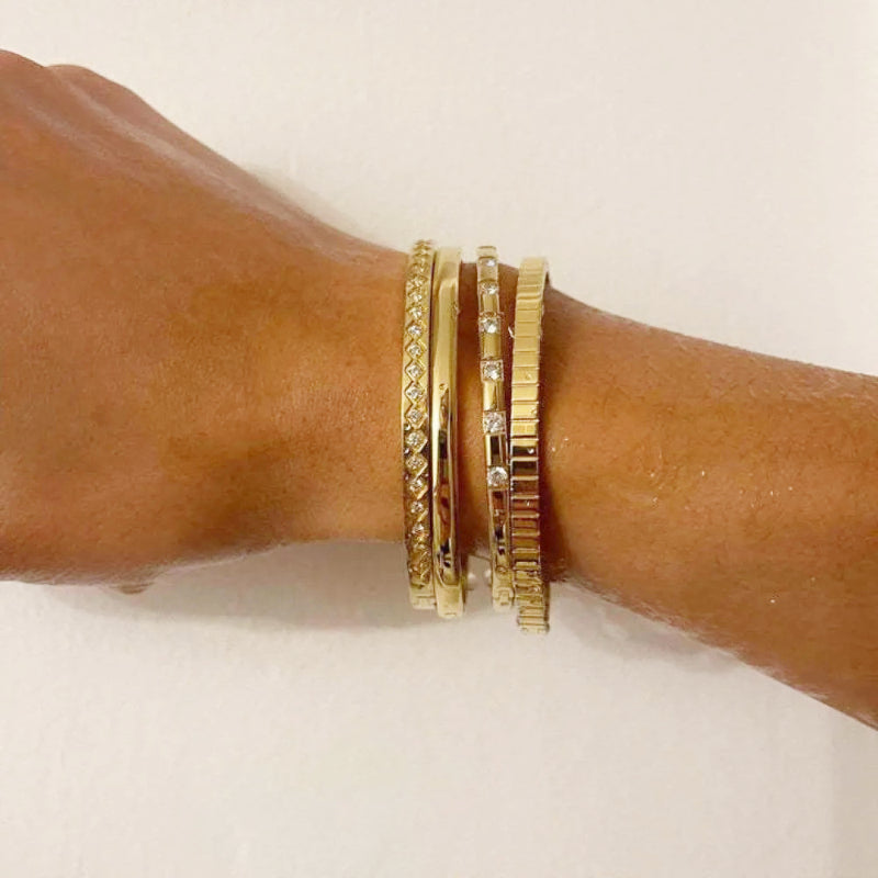 Stapelbare Armreifen mit Strasssteinen