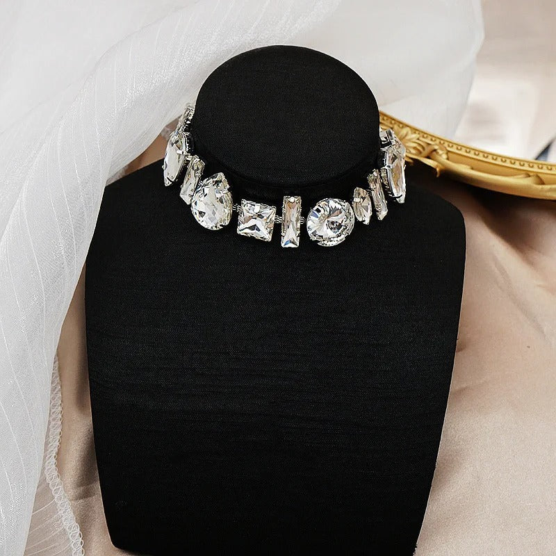 Carmiora - Geometrische kristallklare Halskette