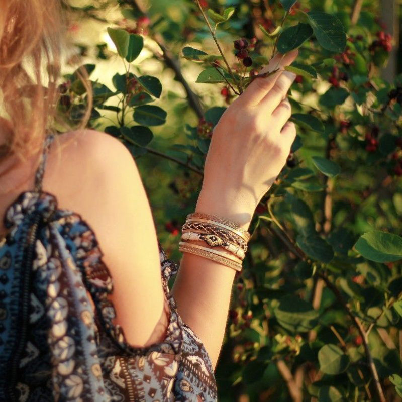 Mehrschichtige böhmische Perlenarmbänder für den Sommer
