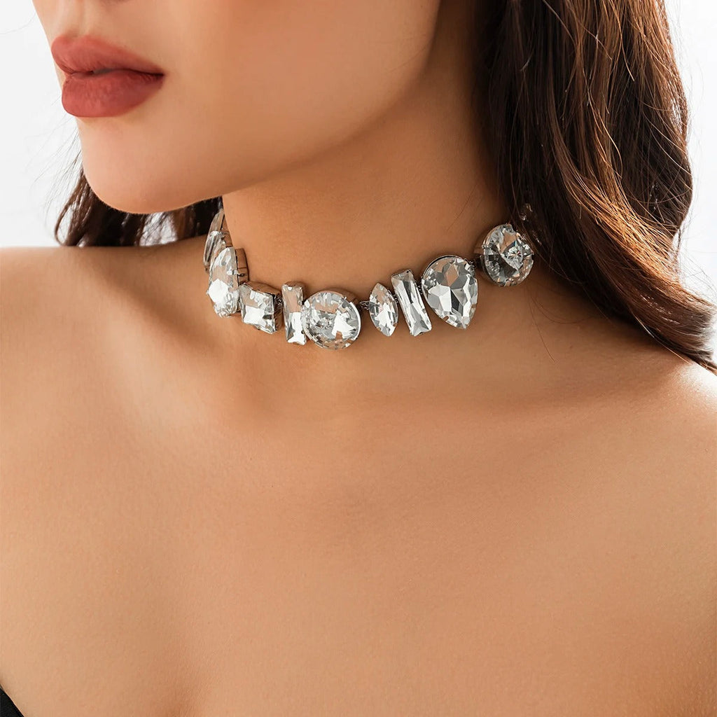 Chavri - Geometrische kristallklare Halskette