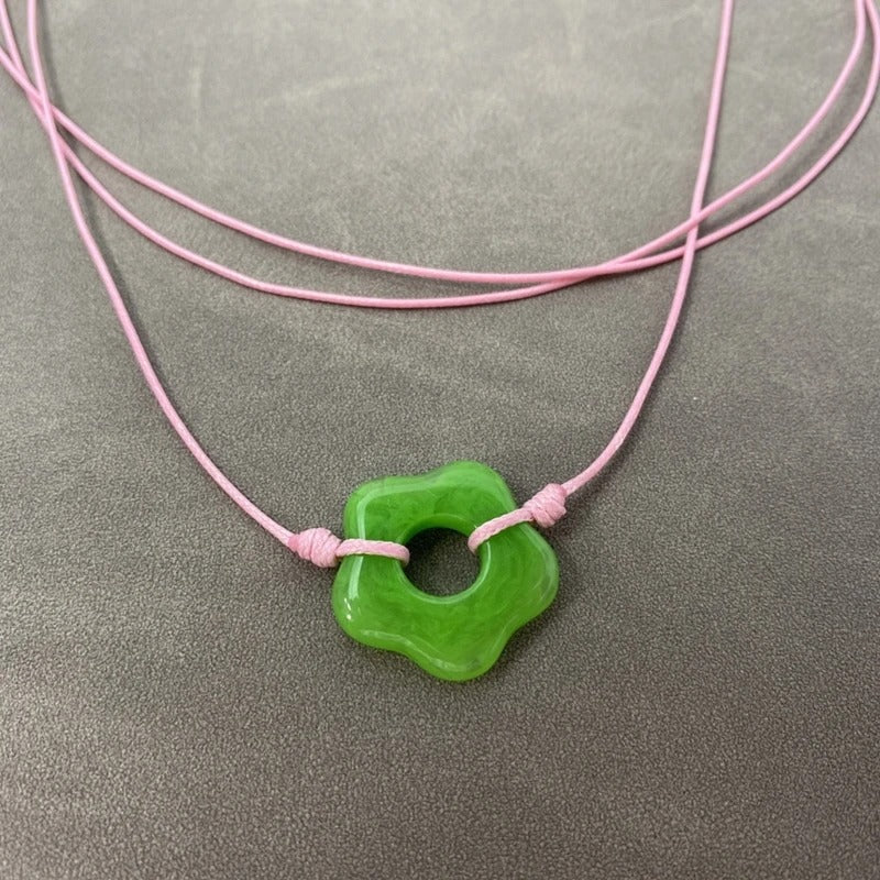 Lebendige Halskette mit hohlem Blumenanhänger