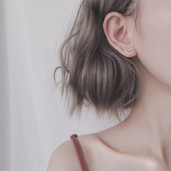 Entzückende silberne herzförmige Ohrringe