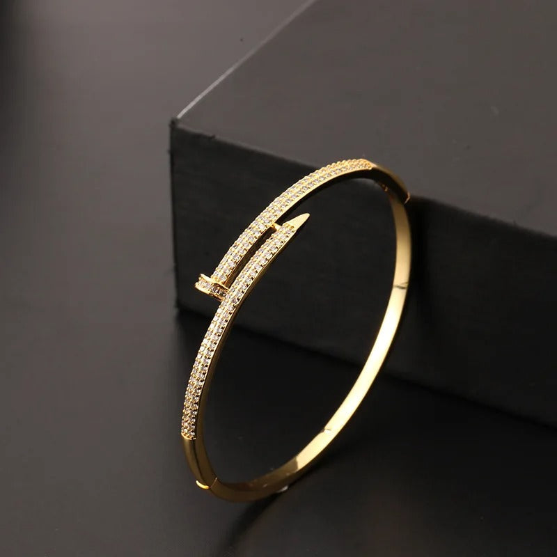 Carmiora - Einzigartiges Zirkon-Nagel-Armband