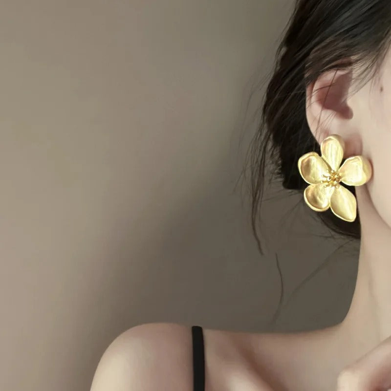 Goldfarbene, matte Textur, Metall, Blumen-Retro-Ohrringe für Damen