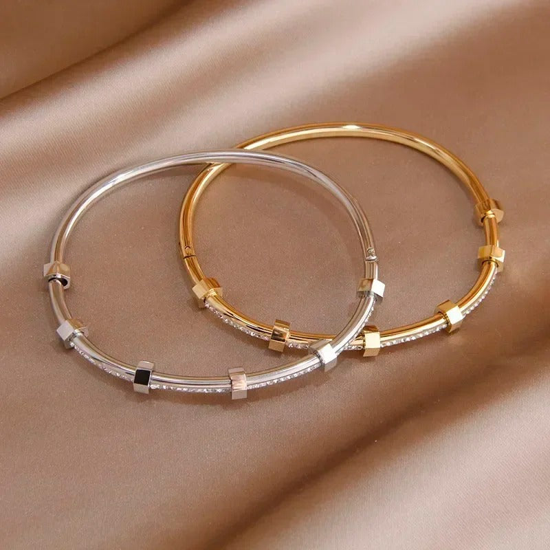 Carmiora - Elegante Infinity-Armreifen aus Edelstahl