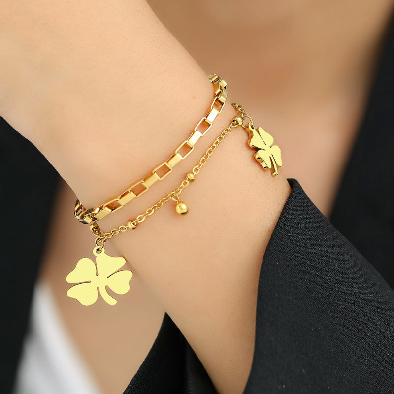 Glücksbringer-Anhänger mit vierblättrigem Kleeblatt und Perlenkettenarmbändern
