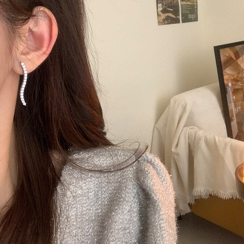 Minimalistische, gebogene Ohrringe mit eingelegtem Strass