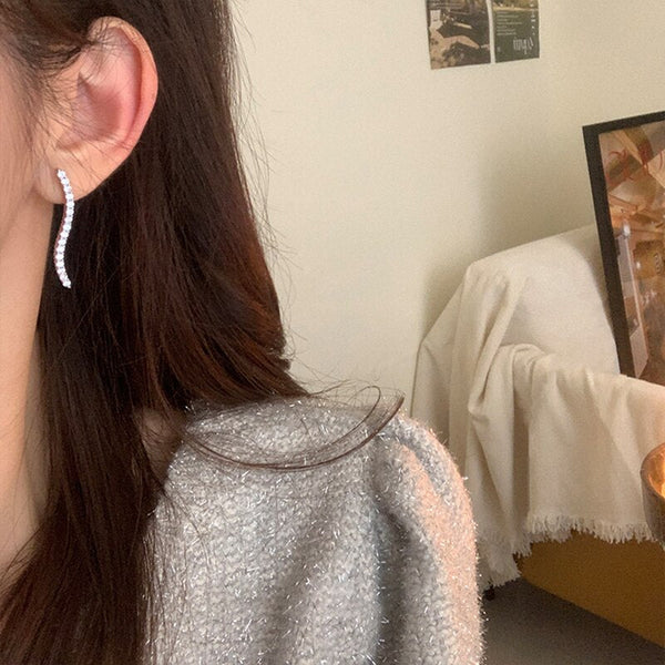 Minimalistische, gebogene Ohrringe mit eingelegtem Strass