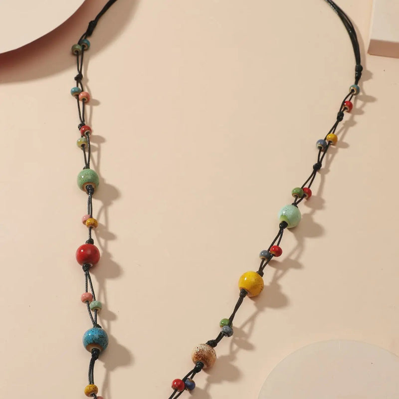 Exquisite lange Halskette mit Keramikperlen