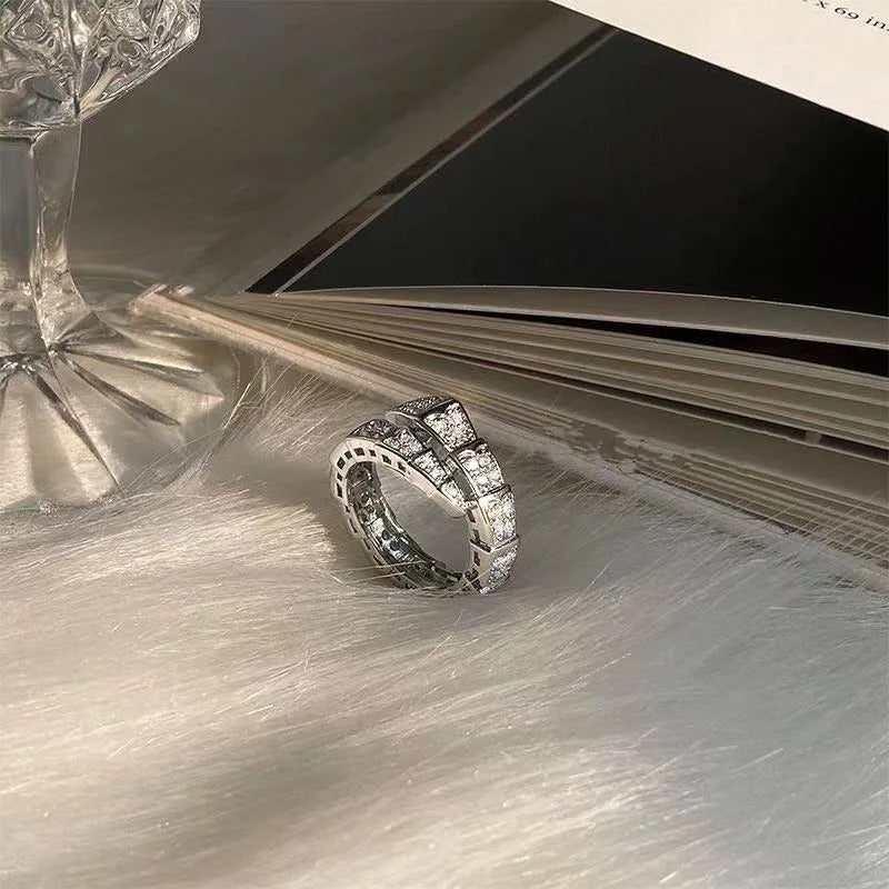 Carmiora - Schlangendesign Kristallring
