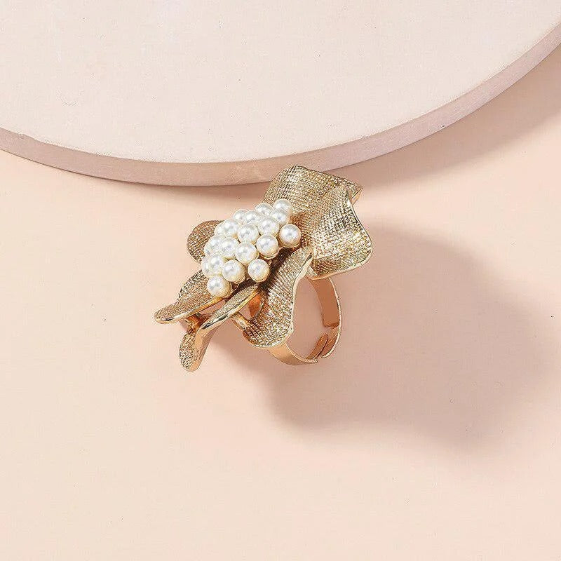 Carmiora - Eleganter Perlenblüten Ring
