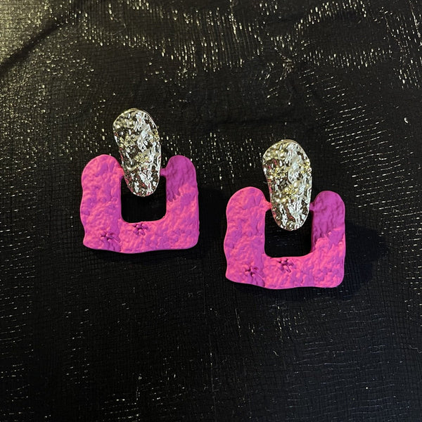 „Everything is Pink“-Kollektion geometrischer Statement-Ohrringe