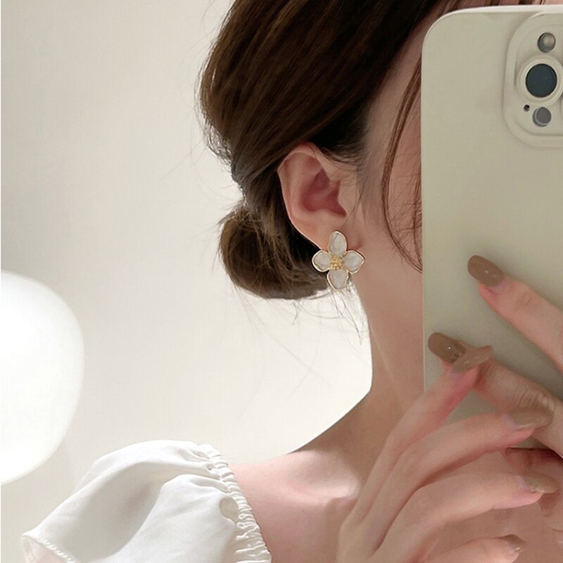 Statement-Ohrringe mit Emaille-Bemalung und Blumenblütenmotiv
