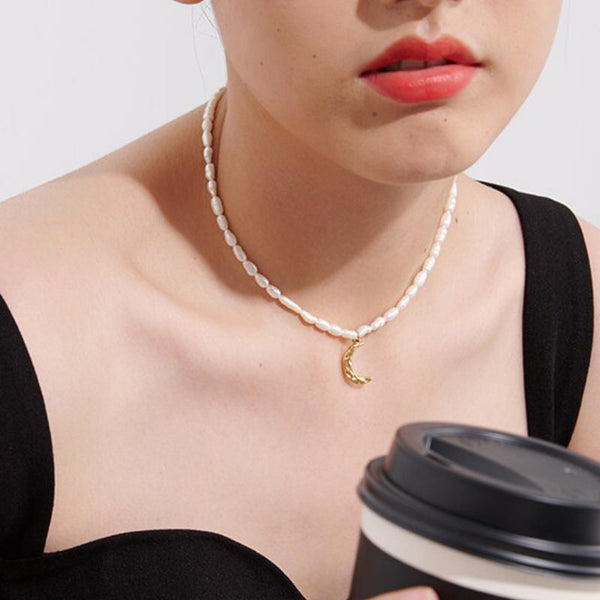 Halskette mit Anhänger aus Perlmutt und Halbmond