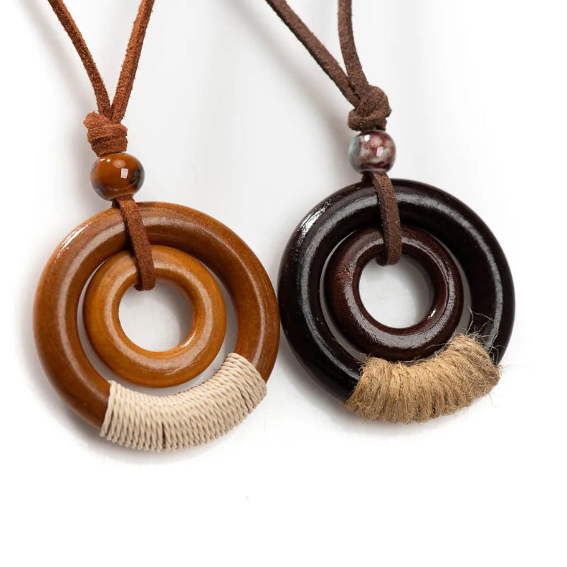 Handgefertigte Halskette mit rundem Holzanhänger im Boho-Stil