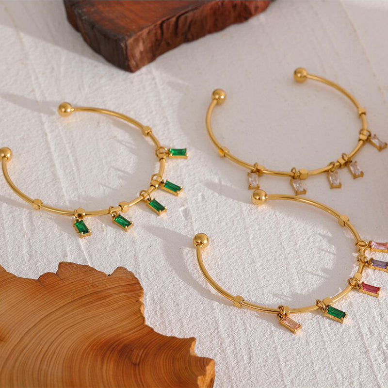 Anspruchsvolles Armreif-Armband mit Anhängern aus Zirkonia