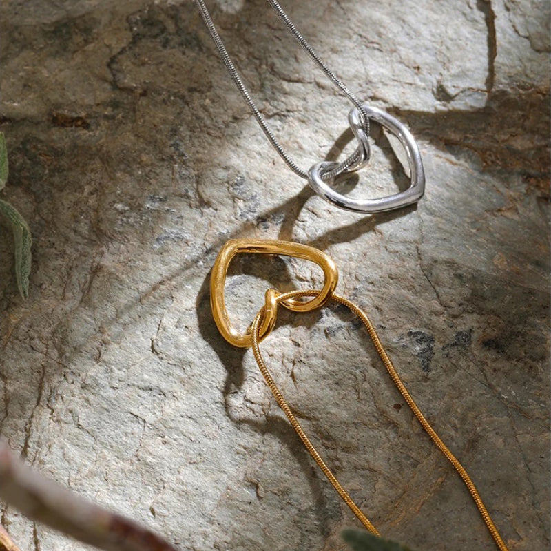 Romantische Halskette mit ausgehöhltem, herzförmigem Anhänger