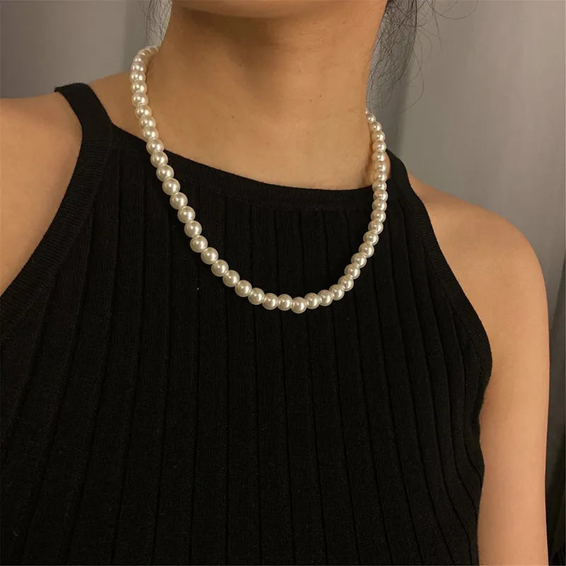 Klassische und elegante Choker-Halskette mit weißen Perlen