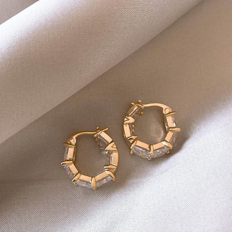 Exquisite Mini Creolen mit Strasssteinen