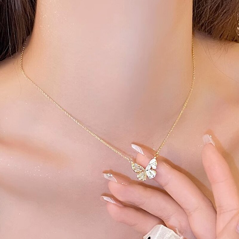 Wunderschöne asymmetrische Halskette mit Schmetterlingsflügel-Anhänger