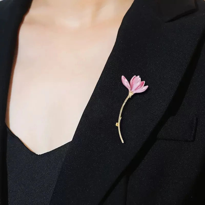 Schöne und exquisite Lotusblumen-Brosche.