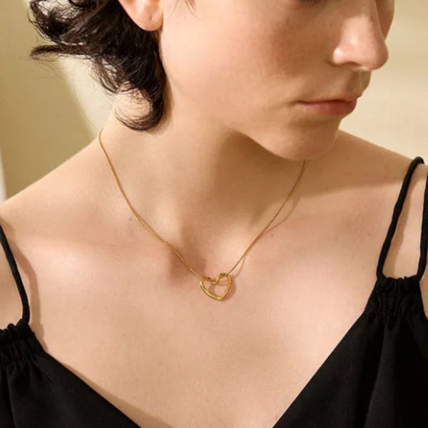 Romantische Halskette mit ausgehöhltem, herzförmigem Anhänger