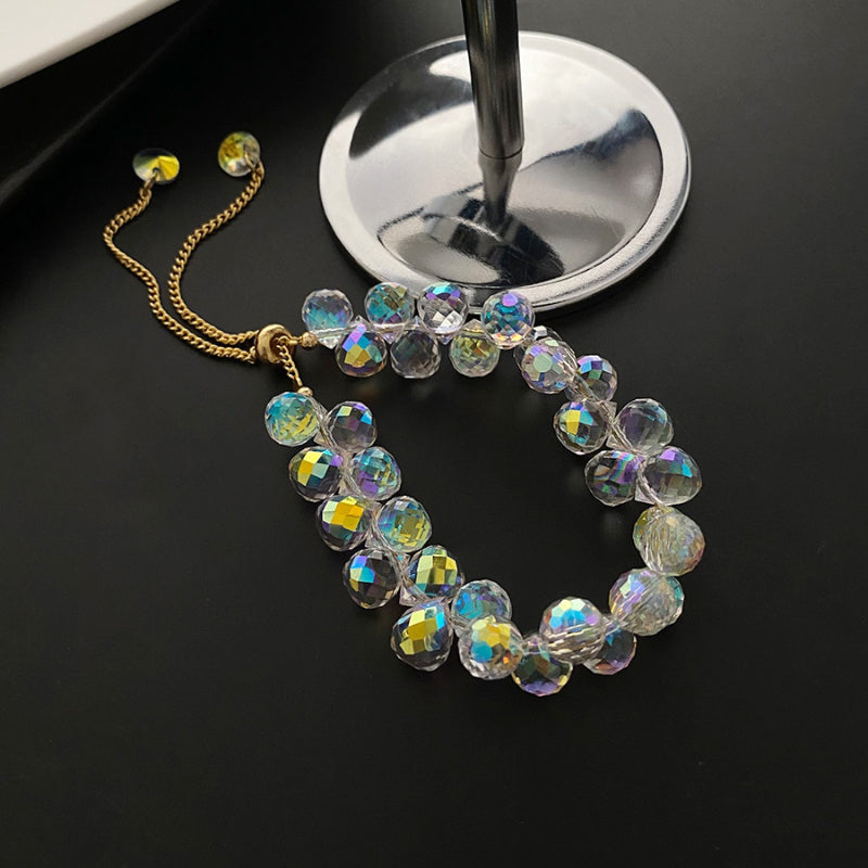 Brillantes und schillerndes Perlenarmband