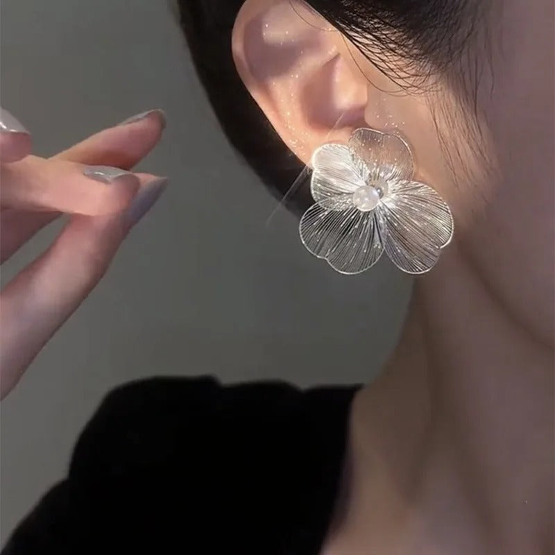 Ohrringe mit auffälligem Blumendesign und Kunstperlen Dekor