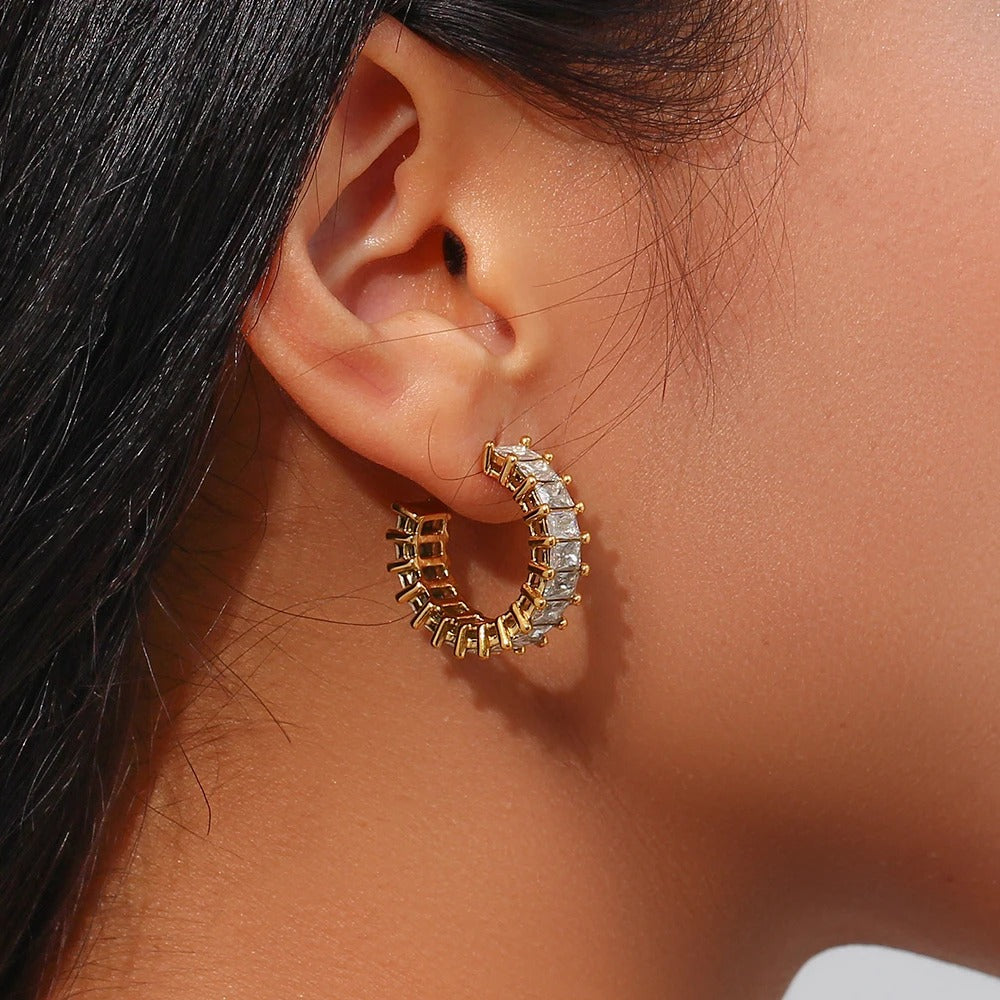 Chavri - Glitzernde Zirkonia Glamour-Ohrringe