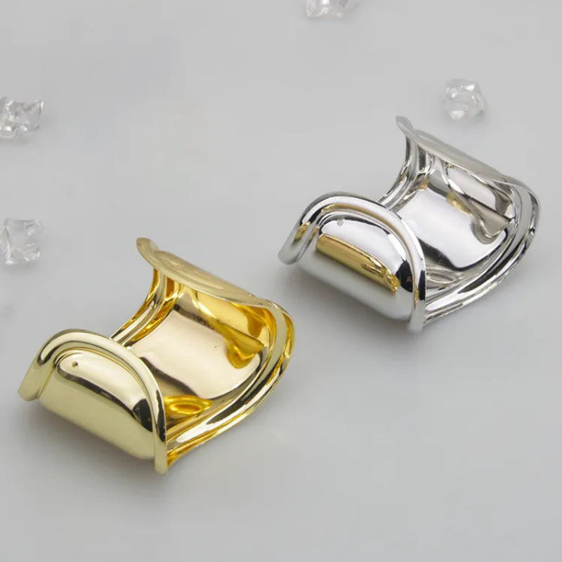 Armreife im Wellenstil mit weit geöffneten Manschetten