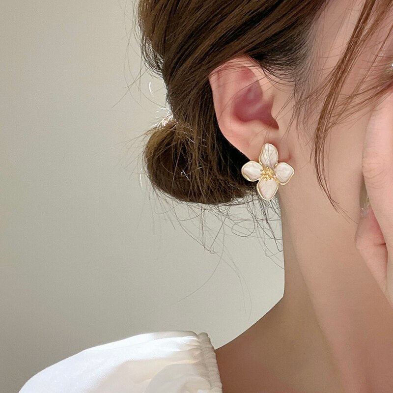 Statement-Ohrringe mit Emaille-Bemalung und Blumenblütenmotiv