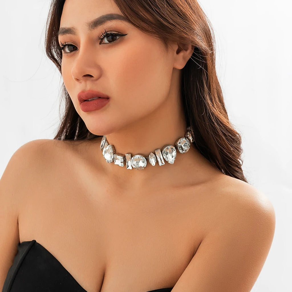 Carmiora - Geometrische kristallklare Halskette