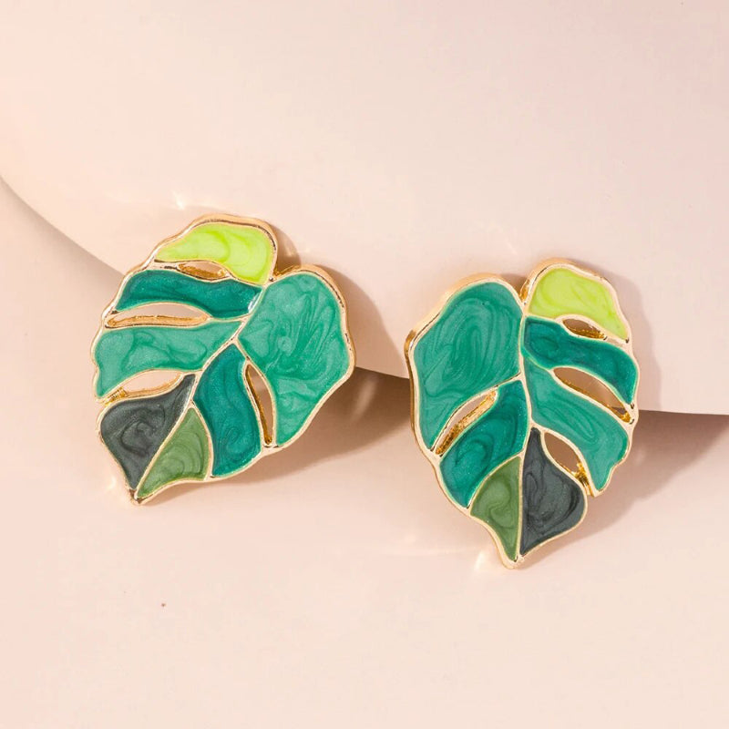 Grüne Emaille-Ohrhänger mit Monstera-Blatt