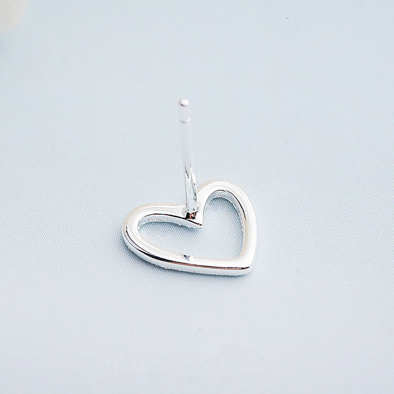Entzückende silberne herzförmige Ohrringe