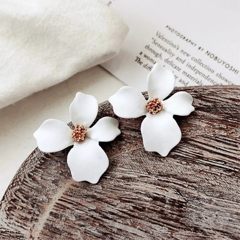 Carmiora - Floral Elegant Weiße Ohrringe