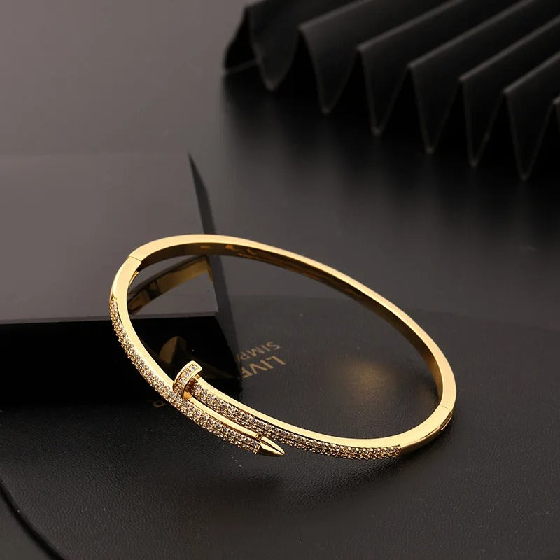 Carmiora - Einzigartiges Zirkon-Nagel-Armband
