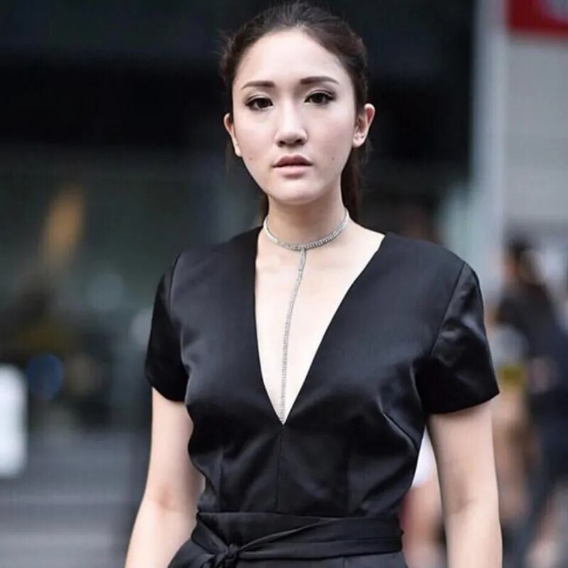 Chokerhalskette mit langer Quaste und Strasssteinen