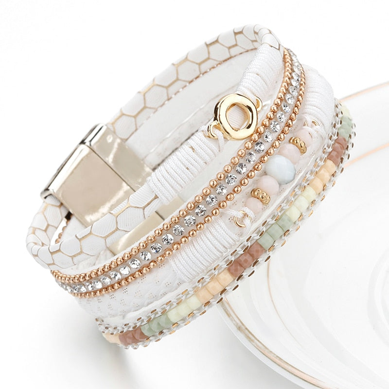 Schickes weißes mehrlagiges Bohemian-Armband
