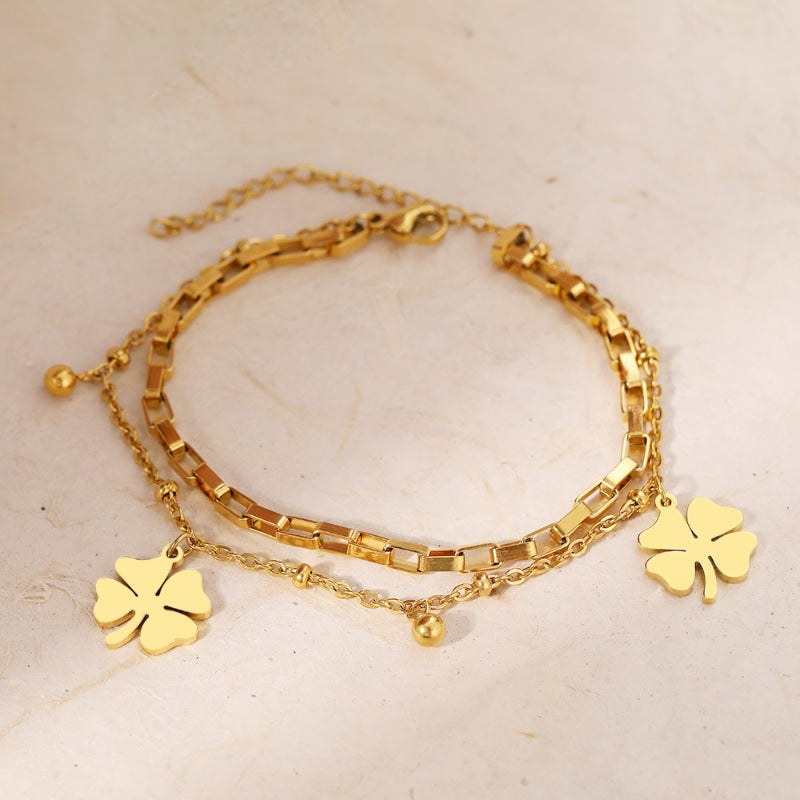 Glücksbringer-Anhänger mit vierblättrigem Kleeblatt und Perlenkettenarmbändern