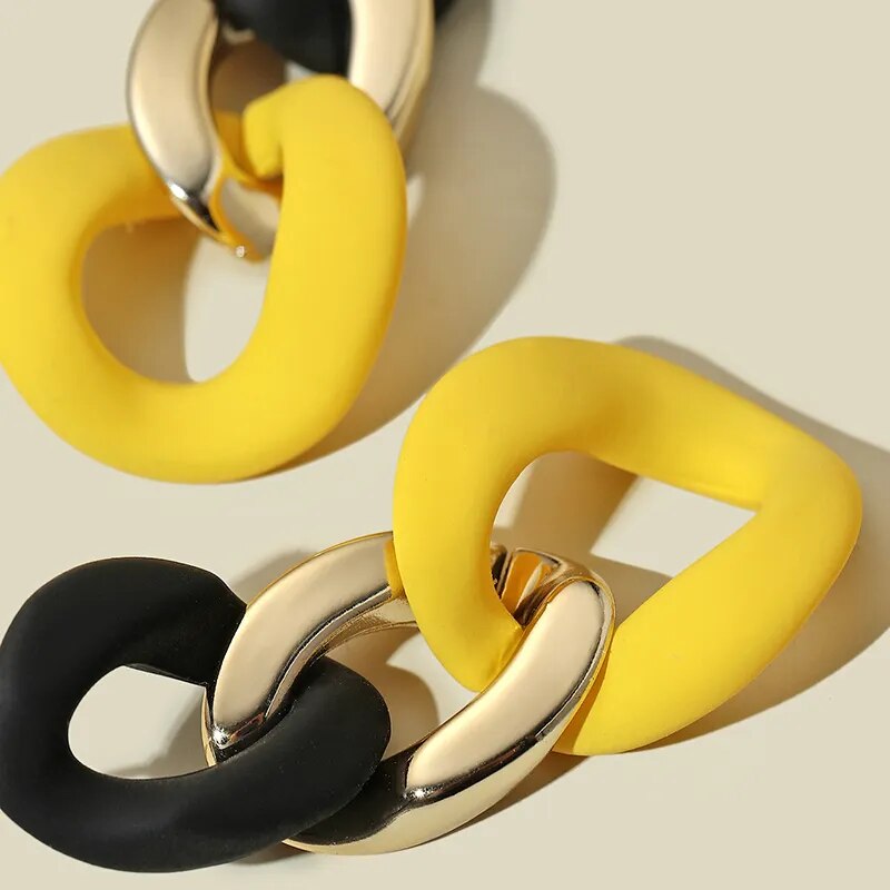 Farbblock-Ohrringe aus Acryl mit Kettenanhänger