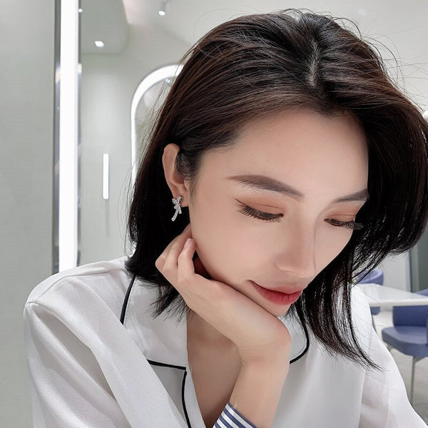 Silberne geknotete Ohrringe mit Strass-Akzenten