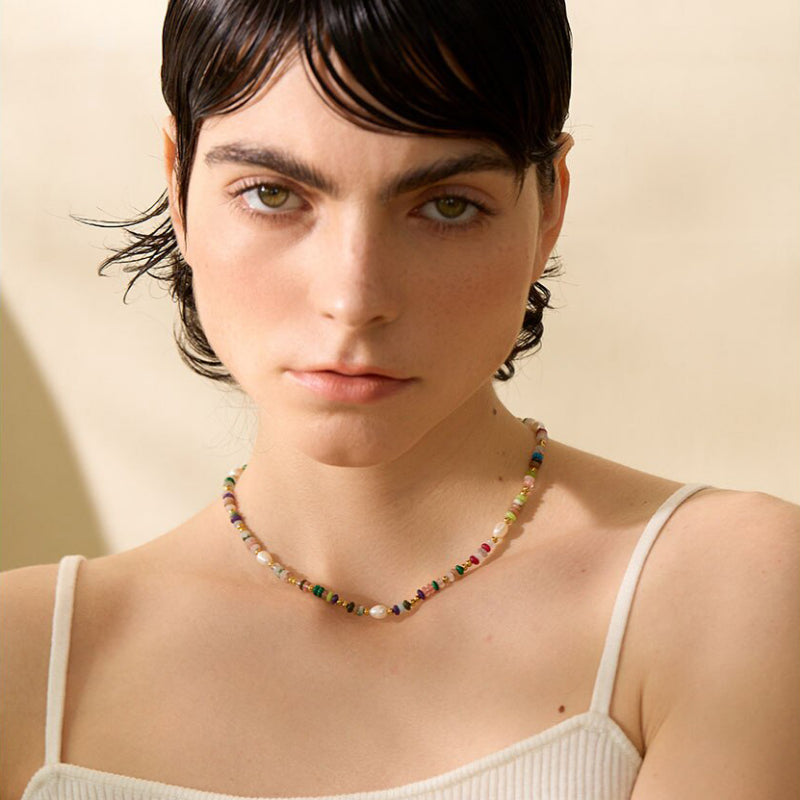 Bunte Perlenkette im böhmischen Stil