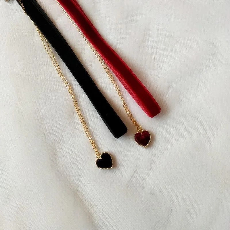 Doppellagige Chokerhalskette aus Samt mit Liebesherz