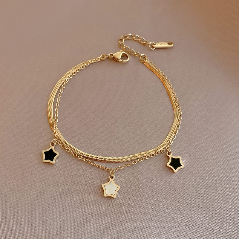 Shoot for the Stars – Mehrlagige Halsketten- und Armbandkollektion in Schwarz und Weiß
